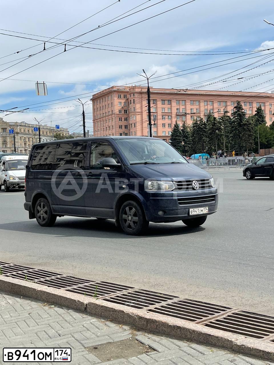 Фото автомобиля VOLKSWAGEN CARAVELLE, 2012 — госномер В941ОМ174. Цвет: ТЕМНО-СИНИЙ