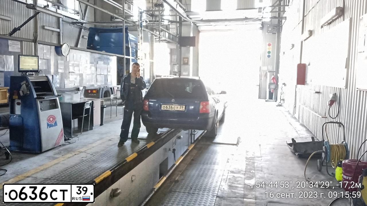 Фото автомобиля VOLKSWAGEN PASSAT, 2001 — госномер О636СТ39. Цвет: СИНИЙ