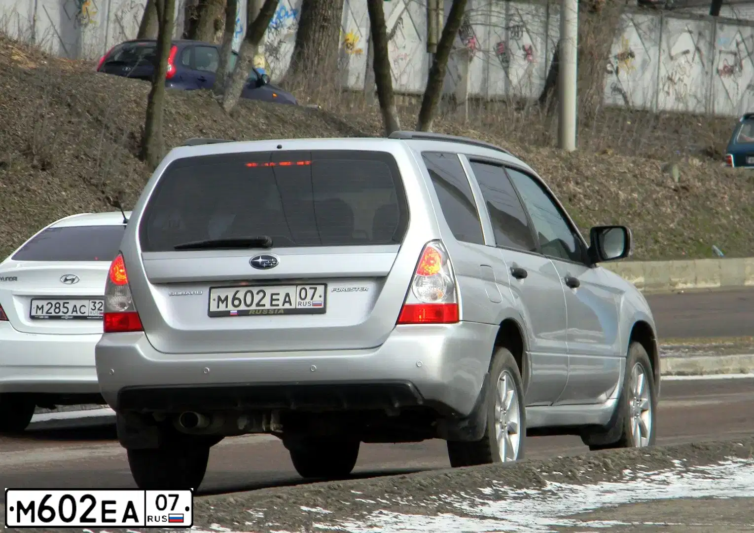 Фото автомобиля SUBARU FORESTER, 2005 — госномер К748КН32. Цвет: Серебристый