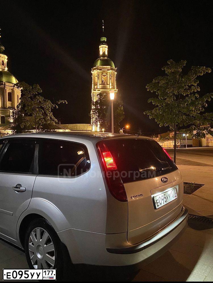 Фото автомобиля FORD FOCUS, 2007 — госномер Е095УУ177. Цвет: СЕРЫЙ