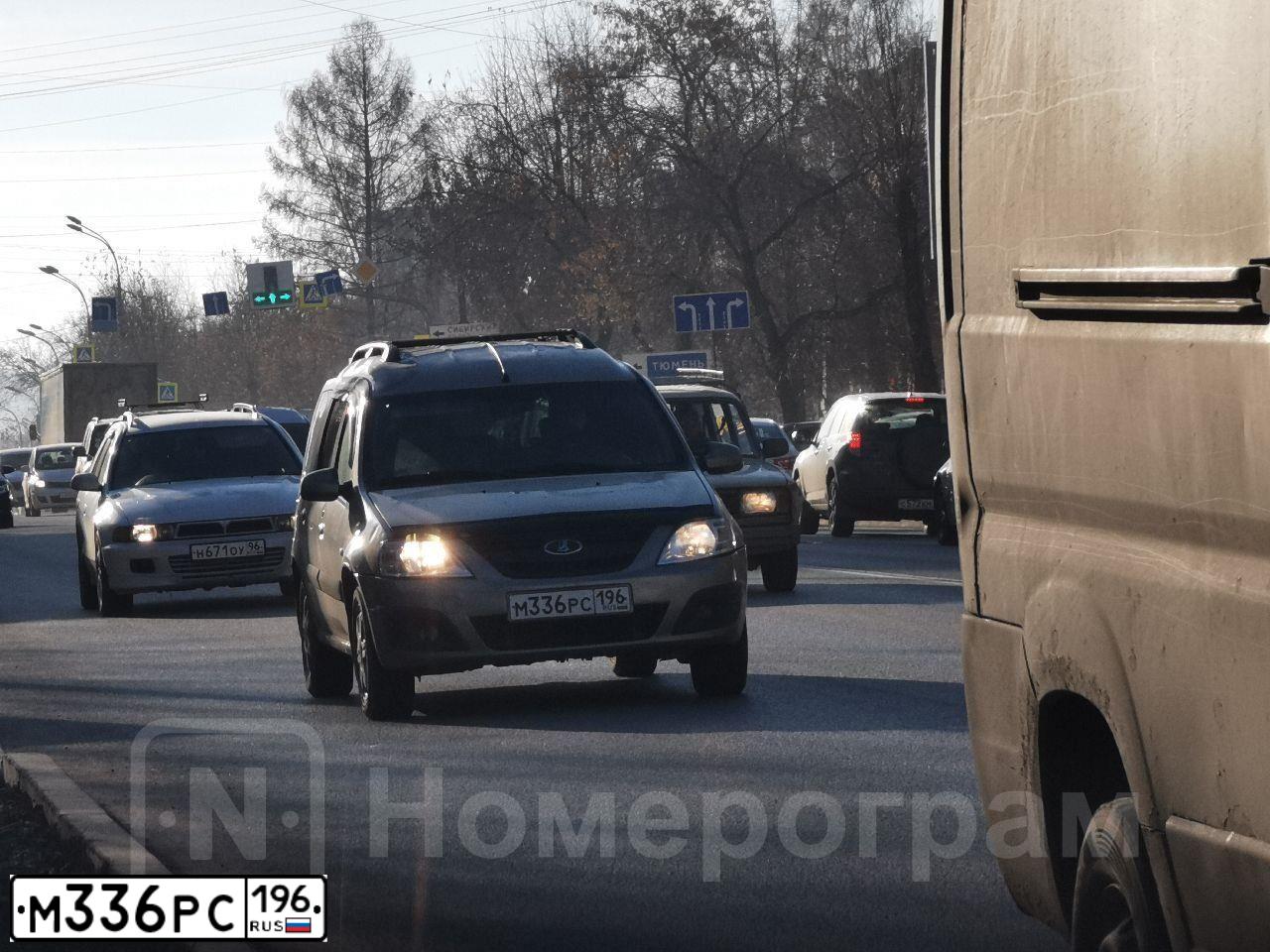 Фото автомобиля LADA LARGUS, 2013 — госномер М336РС196. Цвет: СЕРО-БЕЖЕВЫЙ