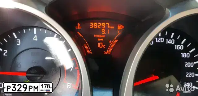 Фото автомобиля NISSAN JUKE, 2013 — госномер Р329РМ178. Цвет: КРАСНЫЙ