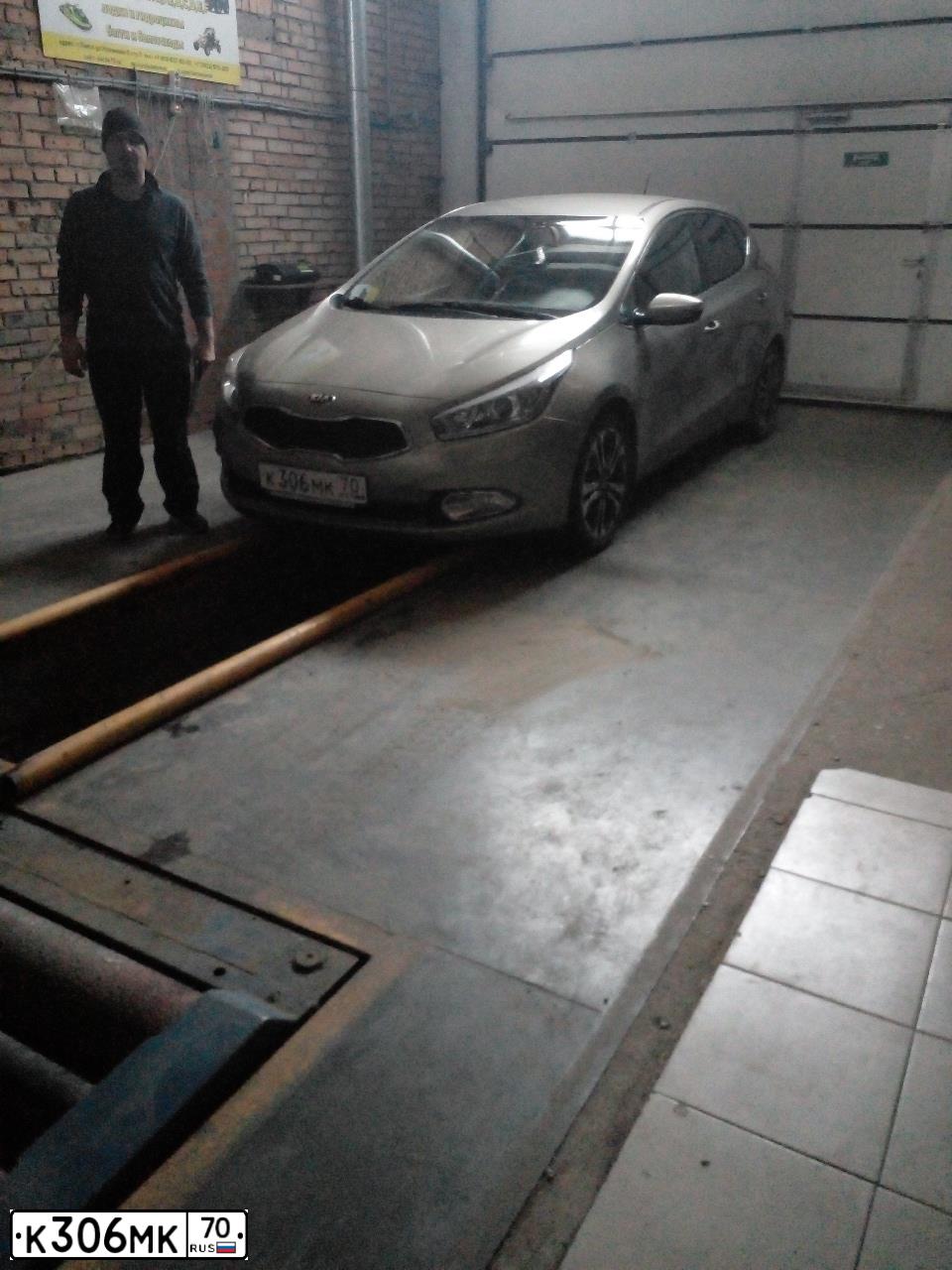 Фото автомобиля KIA CEED, 2014 — госномер Р524ЕМ154. Цвет: Серебристый