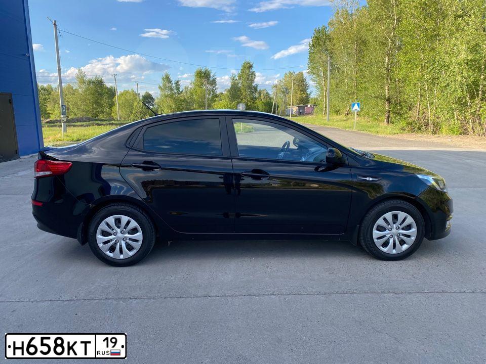 Фото автомобиля KIA RIO, 2016 — госномер Р929ВВ126. Цвет: ЧЕРНЫЙ