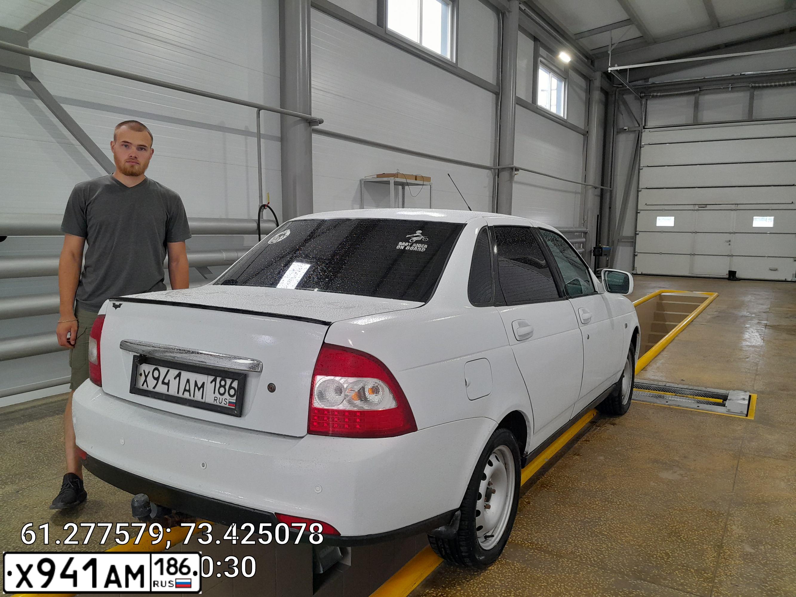 Фото автомобиля LADA 2170 PRIORA, 2012 — госномер Х941АМ186. Цвет: БЕЛЫЙ