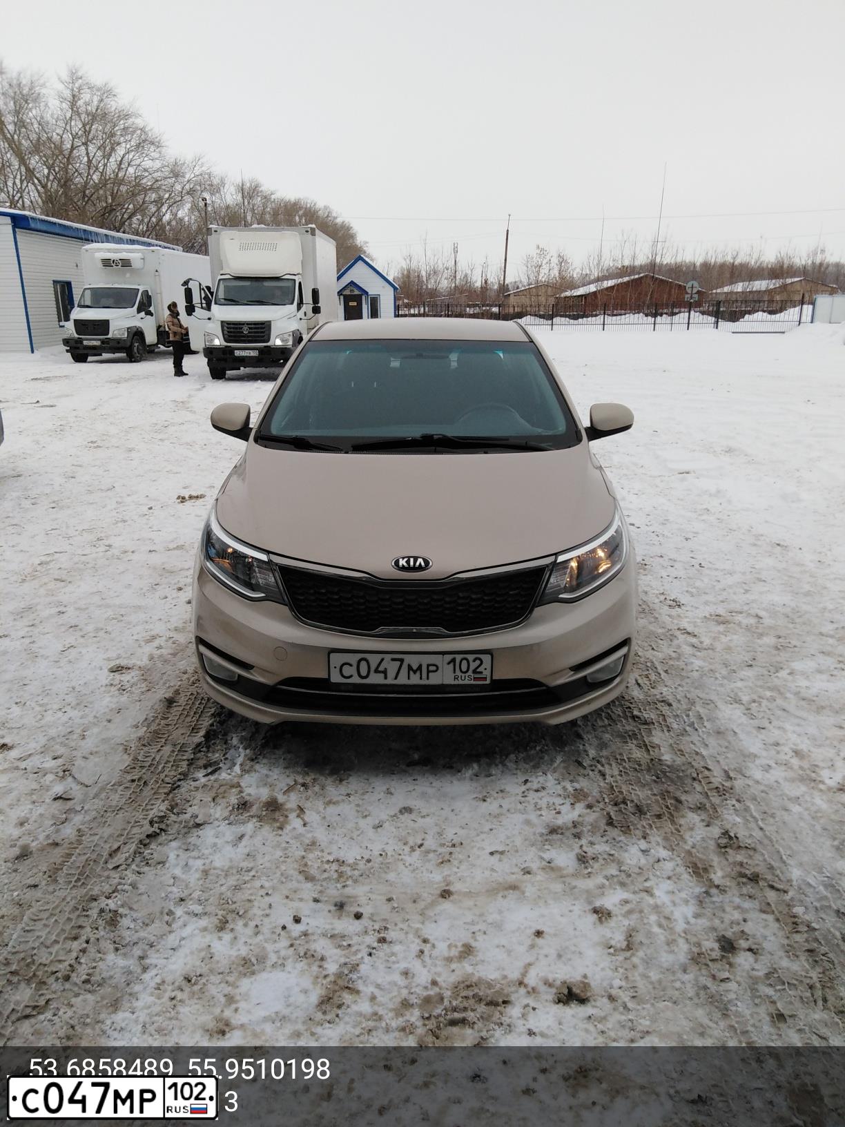 Фото автомобиля KIA RIO, 2015 — госномер С047МР102. Цвет: БЕЖЕВЫЙ