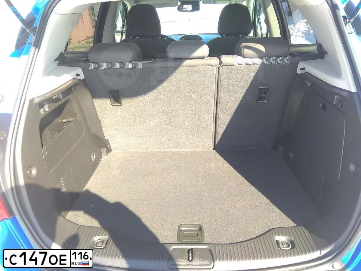 Фото автомобиля OPEL MOKKA, 2013 — госномер У299ЕК198. Цвет: синий