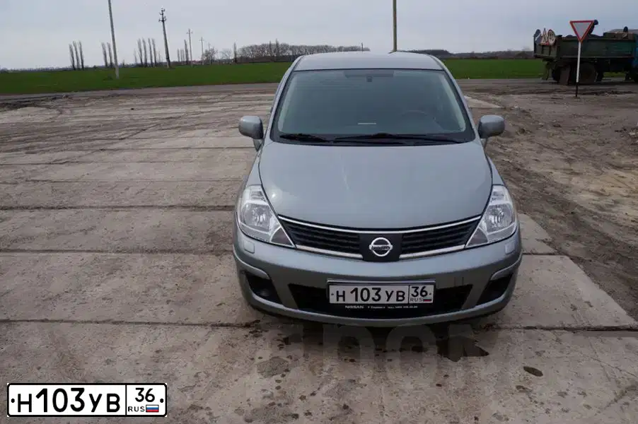Фото автомобиля NISSAN TIIDA, 2008 — госномер Н103УВ36. Цвет: СЕРЫЙ