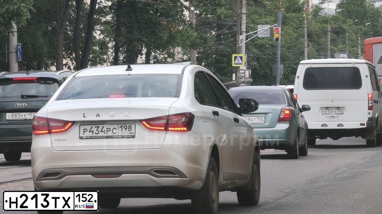 Фото автомобиля RENAULT LOGAN, 2015 — госномер Н213ТХ152. Цвет: БЕЛЫЙ