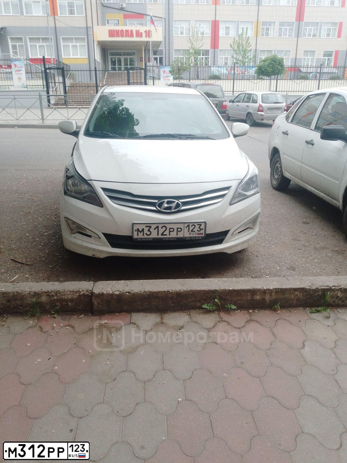 Фото автомобиля HYUNDAI SOLARIS, 2015 — госномер М312РР123. Цвет: БЕЛЫЙ