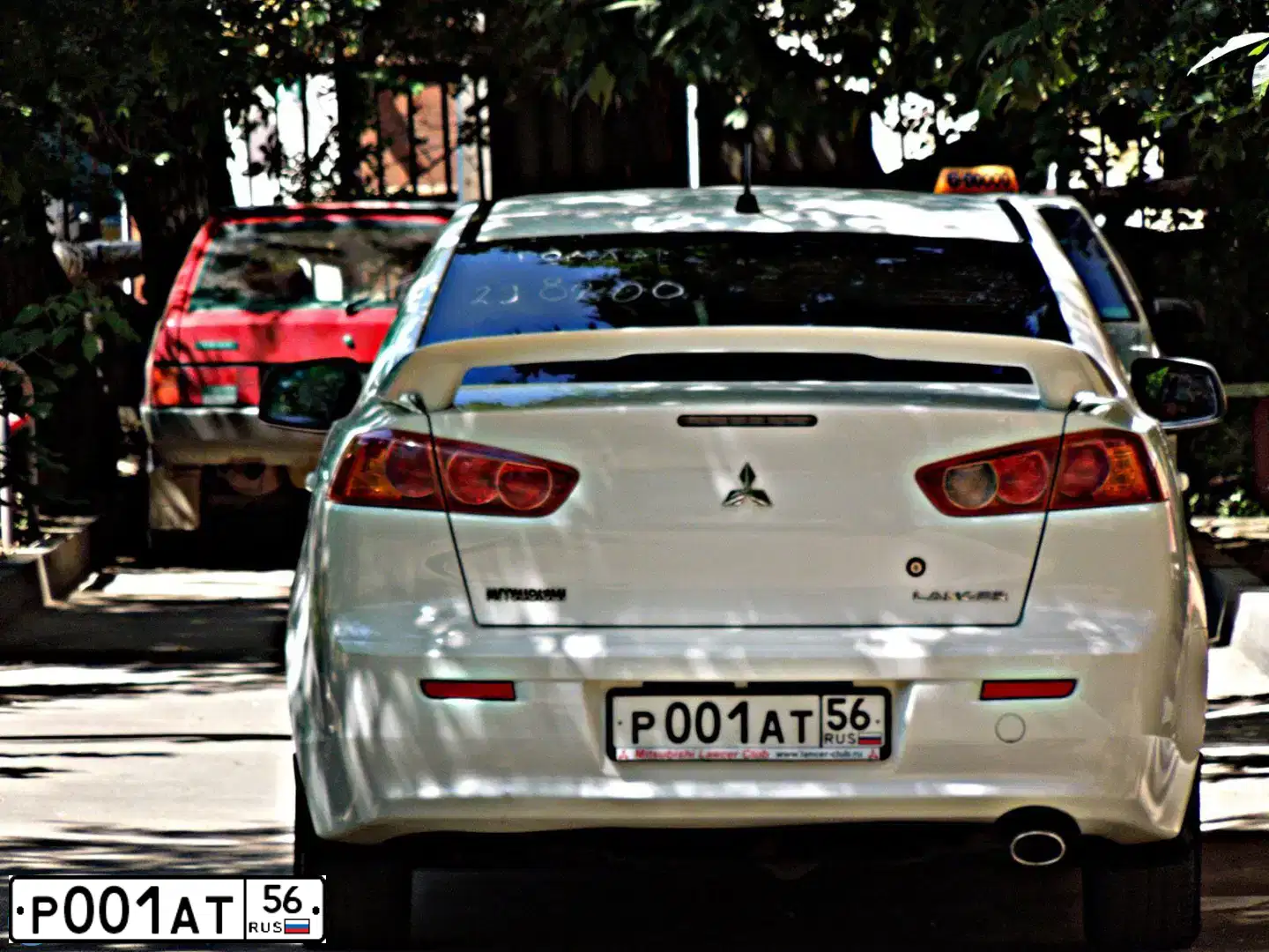 Фото автомобиля FORD FOCUS, 2010 — госномер Р001АТ56. Цвет: СЕРЕБРИСТЫЙ