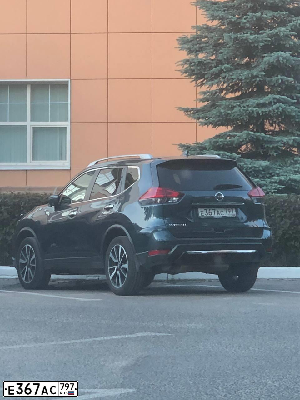 Фото автомобиля NISSAN X-TRAIL, 2020 — госномер Е367АС797. Цвет: синий