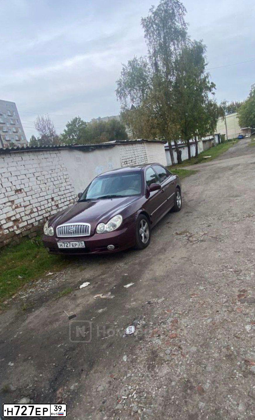 Фото автомобиля HYUNDAI SONATA, 2005 — госномер Н727ЕР39. Цвет: ВИШНЕВЫЙ