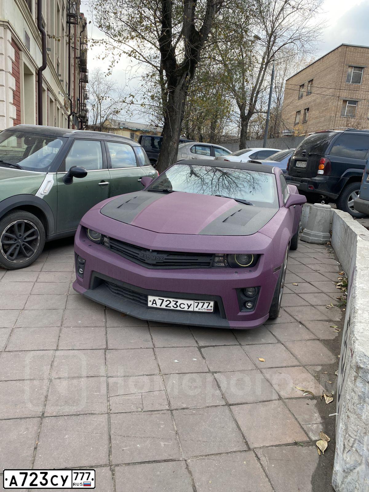 Фото автомобиля CHEVROLET CAMARO, 2011 — госномер Т805СЕ797. Цвет: ФИОЛЕТОВЫЙ