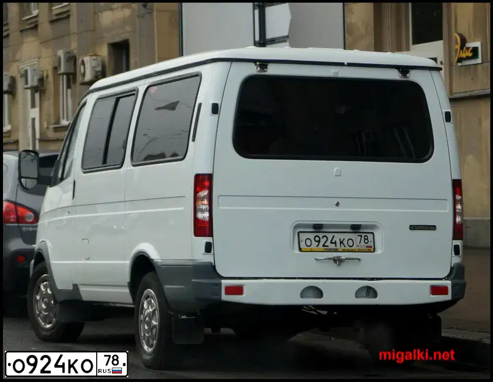Фото автомобиля GAZ Z 2217 SOBOL, 2009 — госномер О924КО78. Цвет: Белый