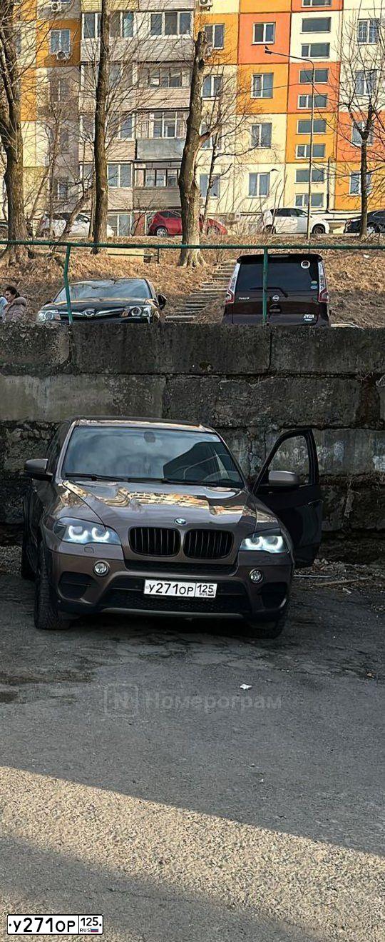 Фото автомобиля BMW X5, 2010 — госномер М500КЕ197. Цвет: Коричневый