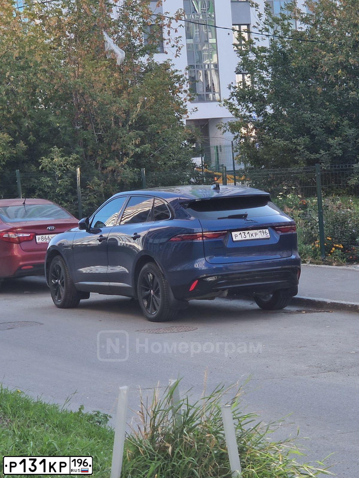 Фото автомобиля JAGUAR F-PACE, 2021 — госномер Р131КР196. Цвет: синий