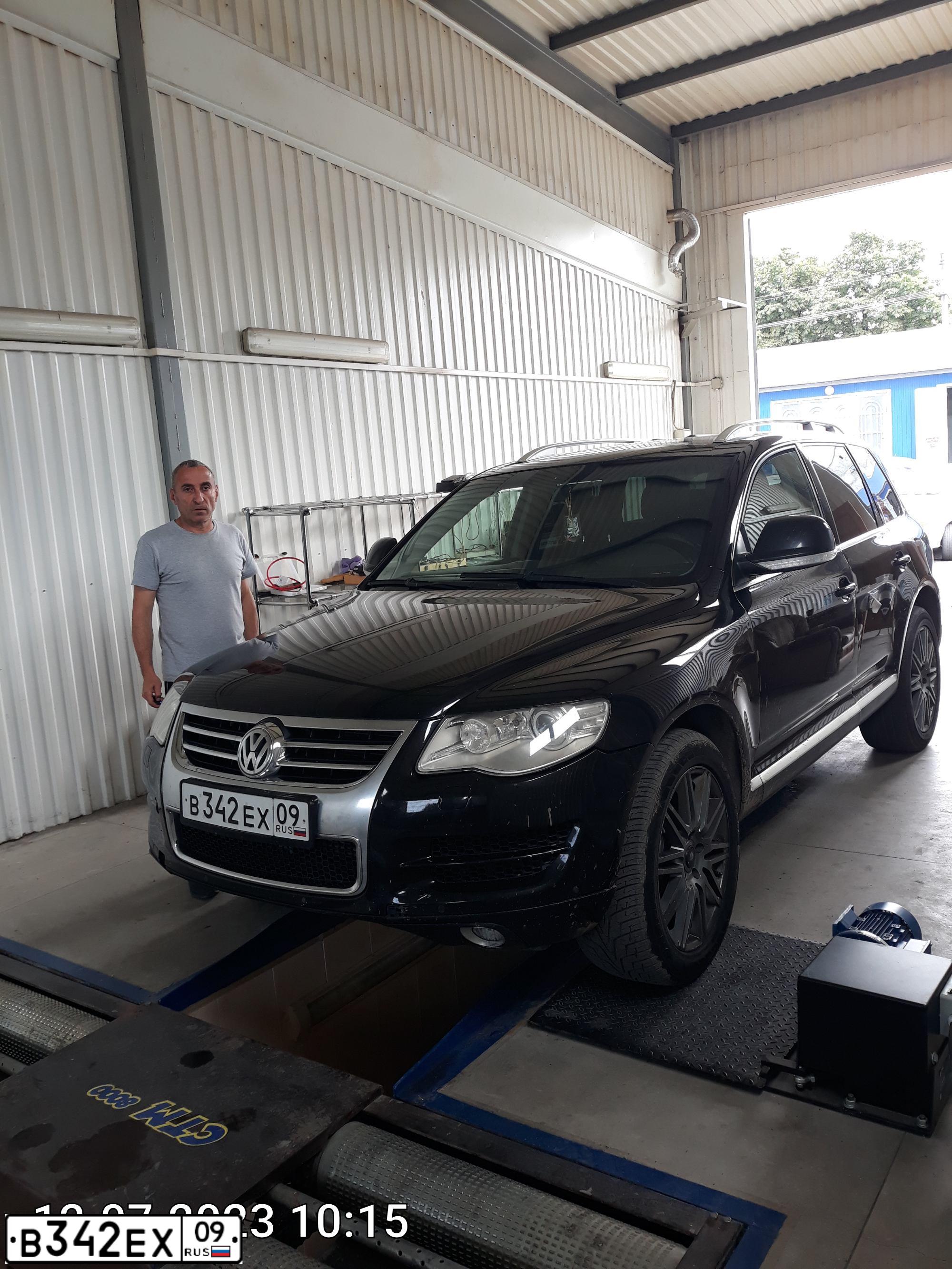 Фото автомобиля VOLKSWAGEN TOUAREG, 2008 — госномер В123ВВ78. Цвет: ЧЕРНЫЙ