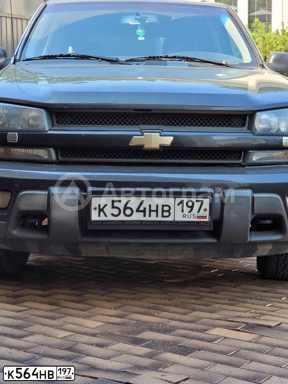 Фото автомобиля CHEVROLET TRAILBLAZER, 2008 — госномер К564НВ197. Цвет: СЕРЫЙ ТЕМНЫЙ