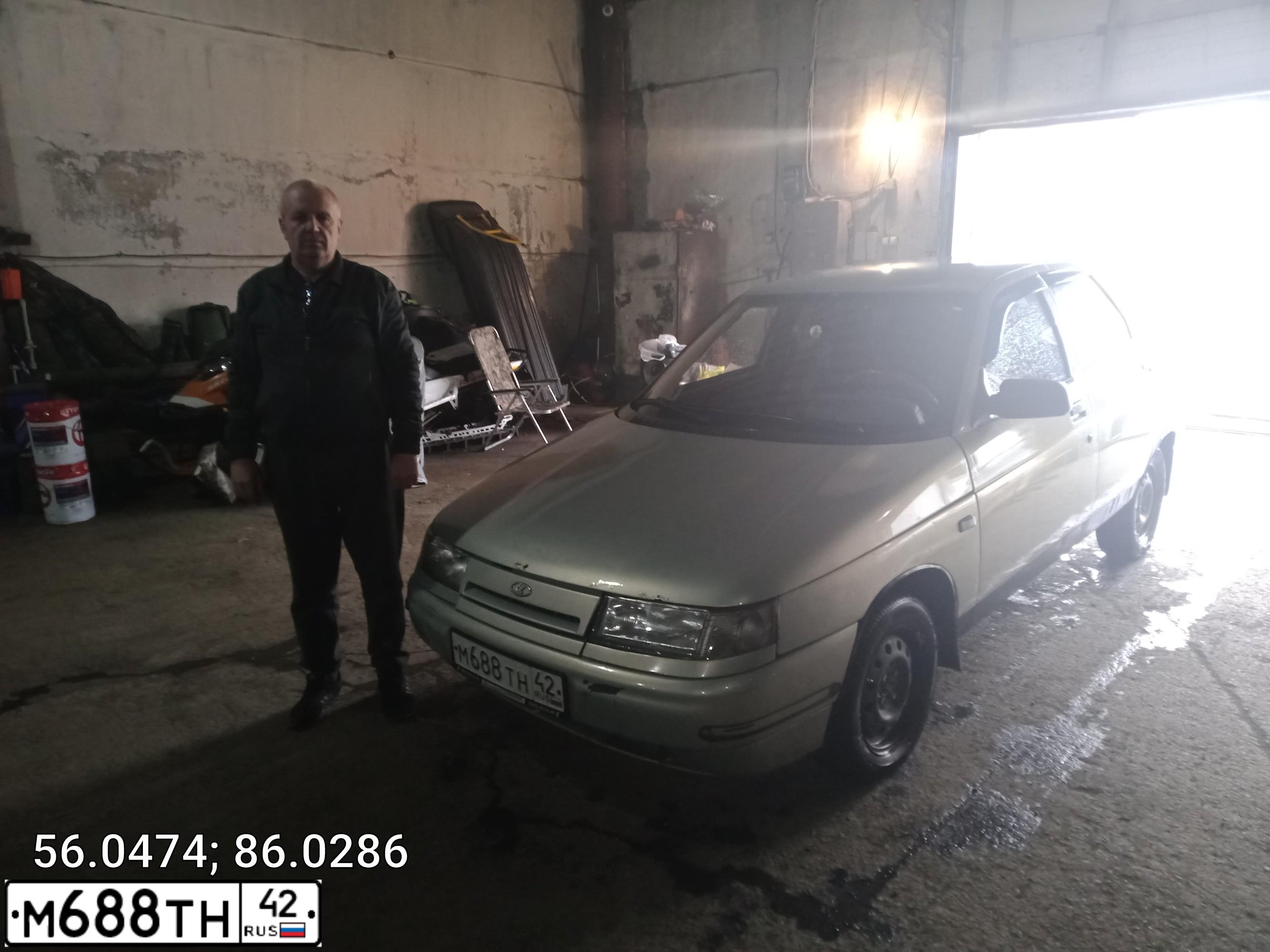 Фото автомобиля LADA 2112, 2002 — госномер М688ТН42. Цвет: СЕРЕБРИСТЫЙ ЖЕЛТО-ЗЕЛЕНЫЙ