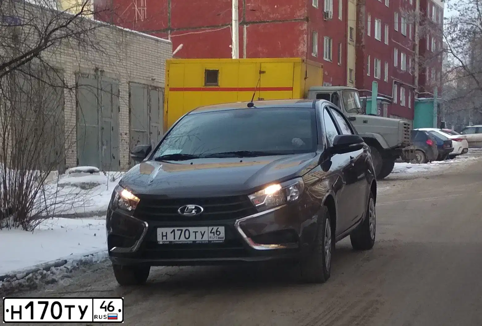 Фото автомобиля LADA VESTA, 2017 — госномер Н170ТУ46. Цвет: Коричневый