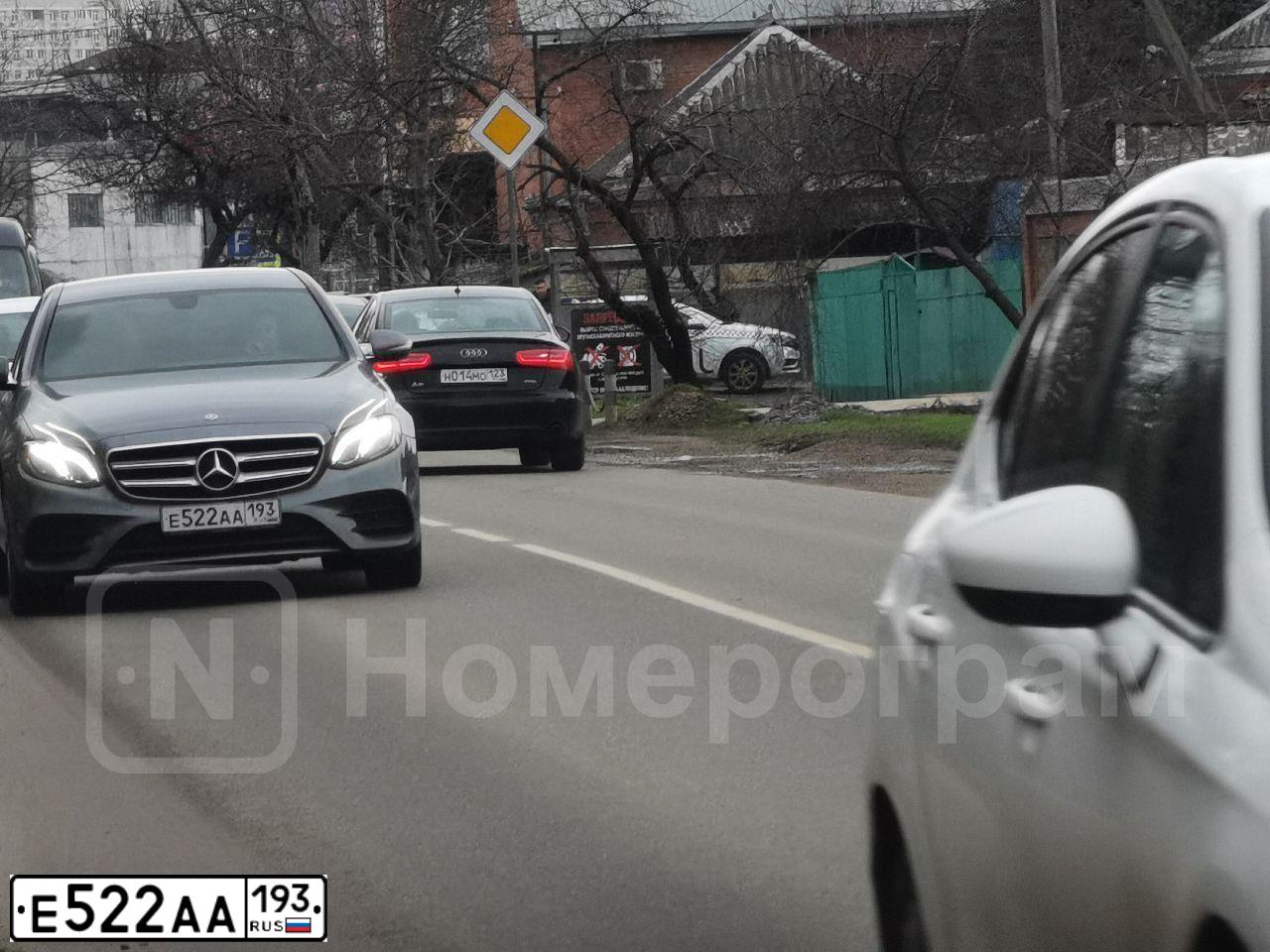 Фото автомобиля MERCEDES E-KLASSE, 2019 — госномер Е522АА193. Цвет: СЕРЫЙ