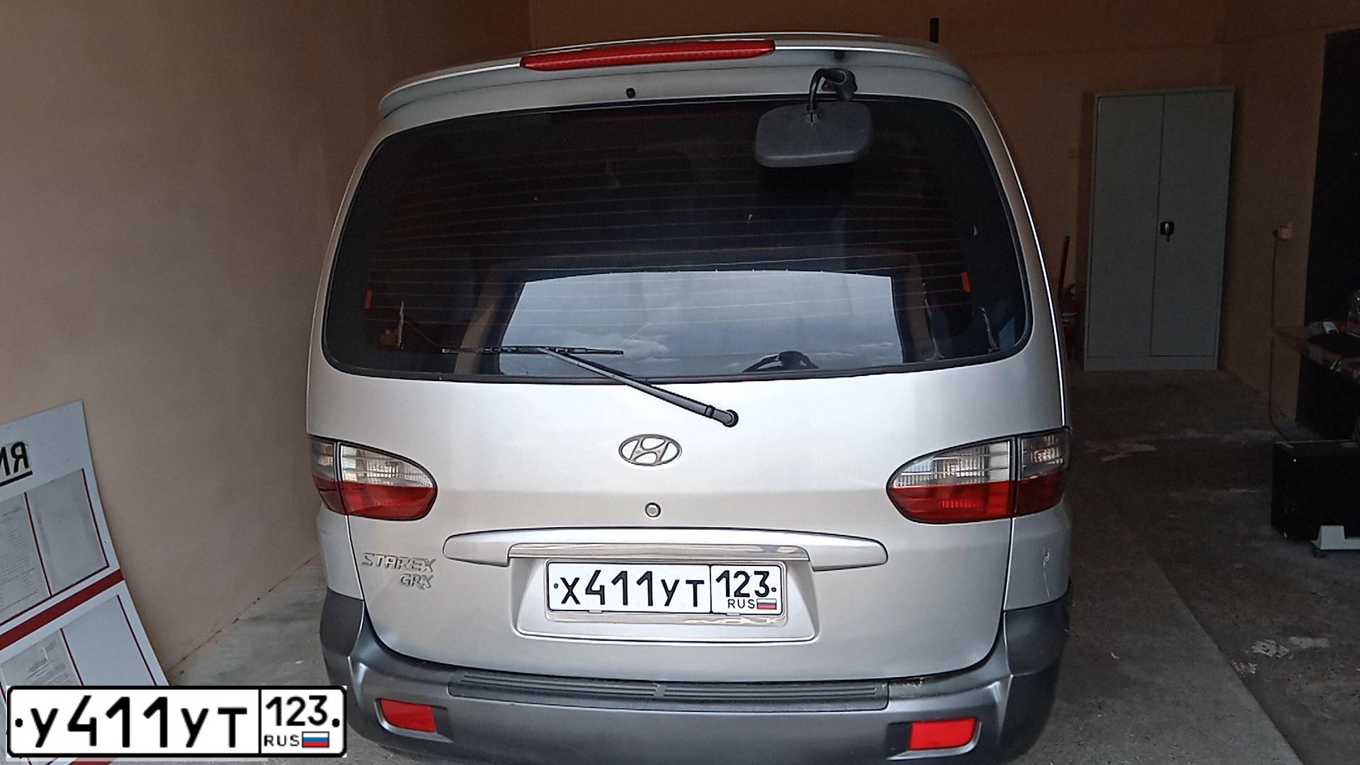 Фото автомобиля HYUNDAI H 1/H 100/STAREX, 2006 — госномер Е033ТС93. Цвет: СЕРЫЙ ТЕМНО-СЕРЫЙ