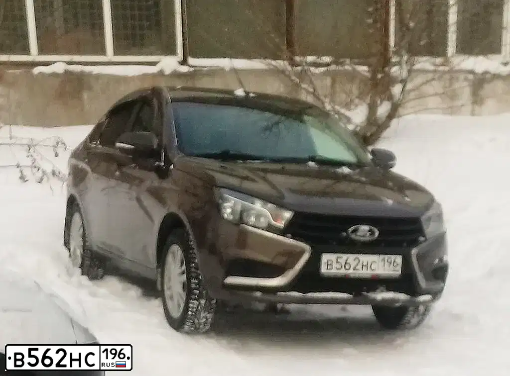 Фото автомобиля LADA VESTA, 2017 — госномер В562НС196. Цвет: Коричневый
