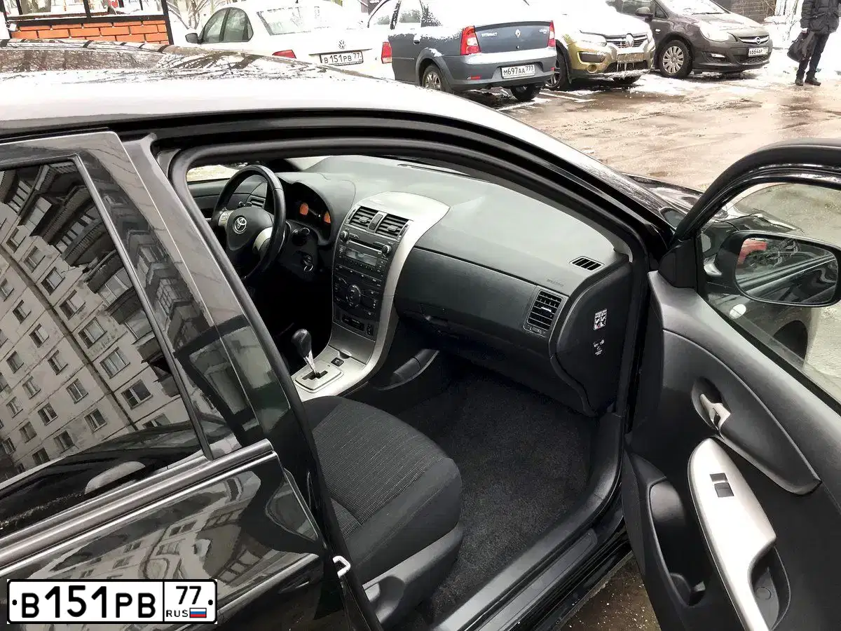 Фото автомобиля VOLKSWAGEN POLO, 2012 — госномер О630ВК48. Цвет: СЕРЕБРИСТО - ЖЕЛТЫЙ