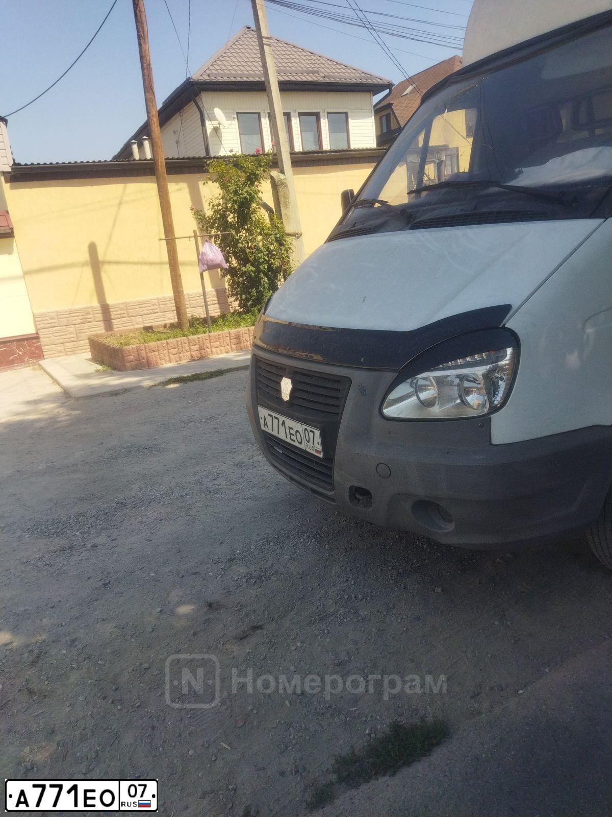 Фото автомобиля GAZ 2705, 2008 — госномер Е305КО15. Цвет: Золотисто-бежевый