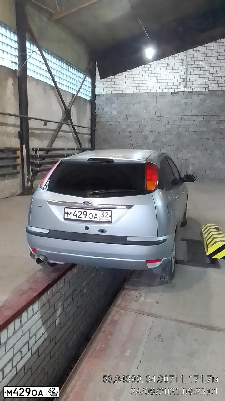Фото автомобиля FORD FOCUS, 2004 — госномер М429ОА32. Цвет: Серый