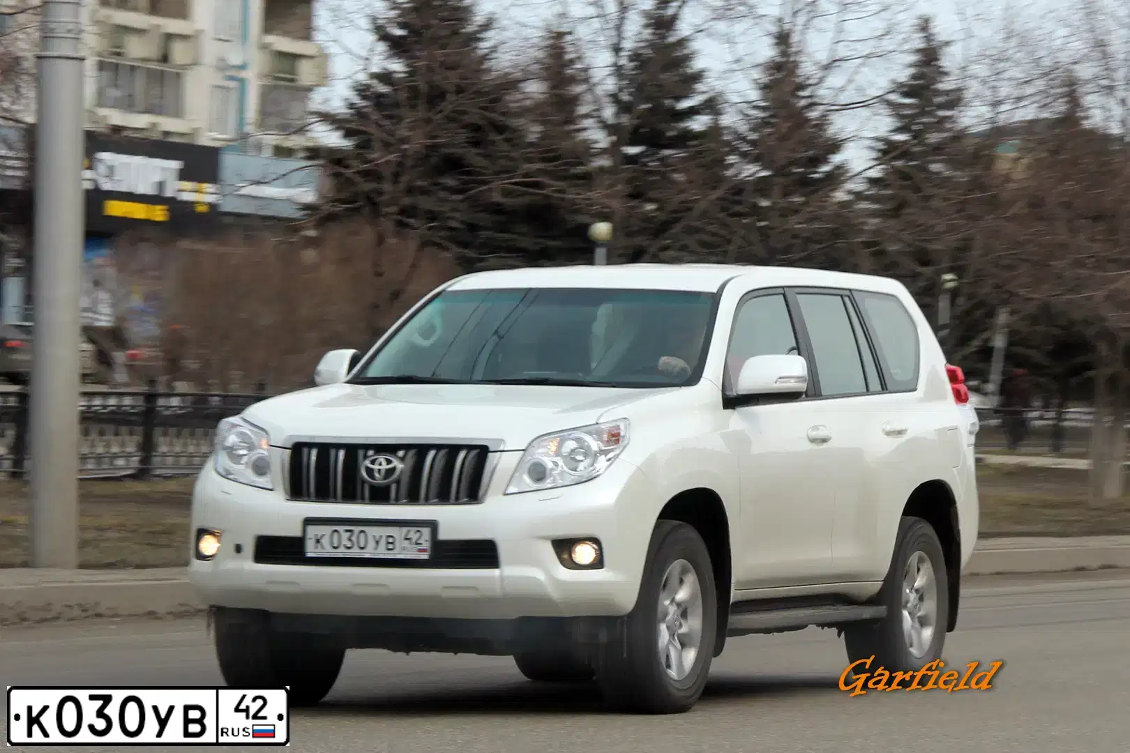 Фото автомобиля TOYOTA LANDCRUISER, 2012 — госномер В626МО142. Цвет: Белый