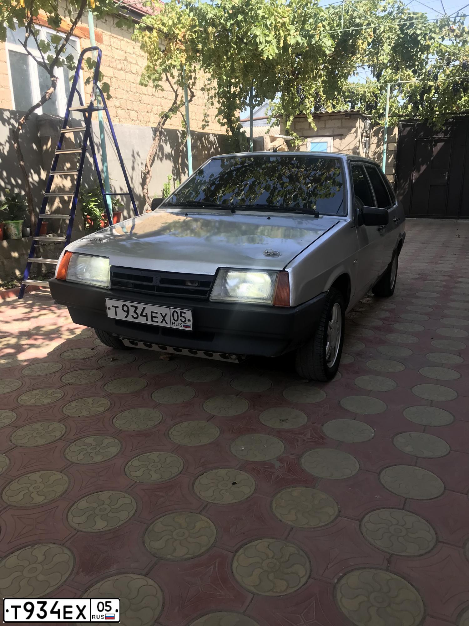 Фото автомобиля LADA 2109 SAMARA, 2003 — госномер Е108КЕ82. Цвет: СВЕТЛО-СЕРЕБРИСТЫЙ МЕТАЛЛ