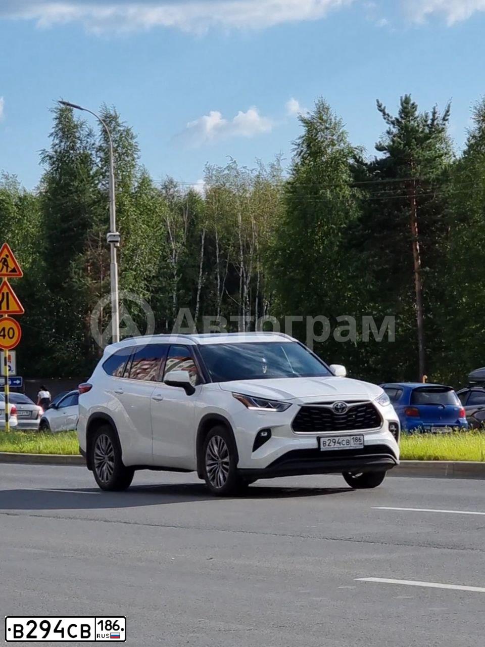 Фото автомобиля TOYOTA HIGHLANDER, 2020 — госномер В294СВ186. Цвет: Белый