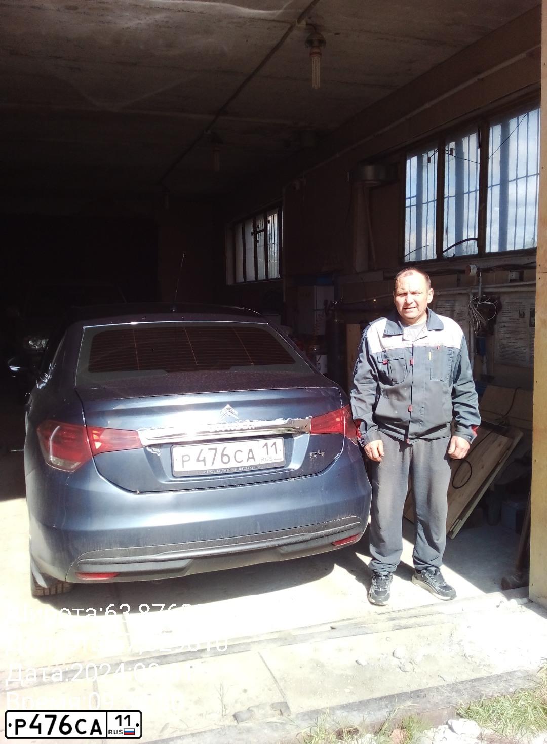 Фото автомобиля CITROEN C4, 2013 — госномер Р676ХЕ11. Цвет: Темно-синий