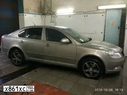 Фото автомобиля SKODA OCTAVIA, 2009 — госномер В240РН155. Цвет: СЕРЫЙ