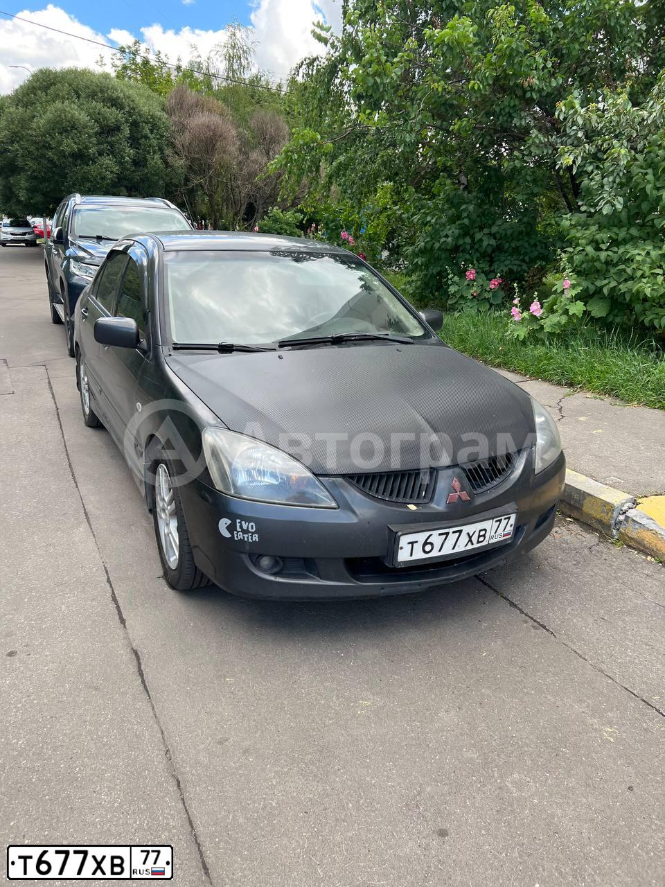 Фото автомобиля MITSUBISHI LANCER, 2004 — госномер Т677ХВ77. Цвет: СЕРЫЙ
