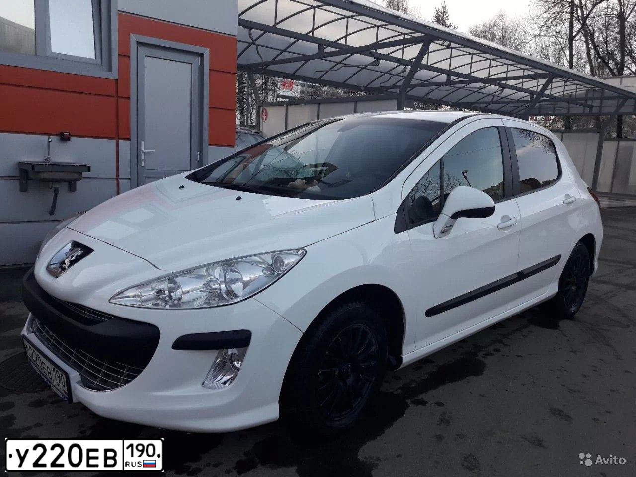 Фото автомобиля KIA CERATO, 2006 — госномер У220ЕВ190. Цвет: СВЕТЛО-БЕЖЕВЫЙ