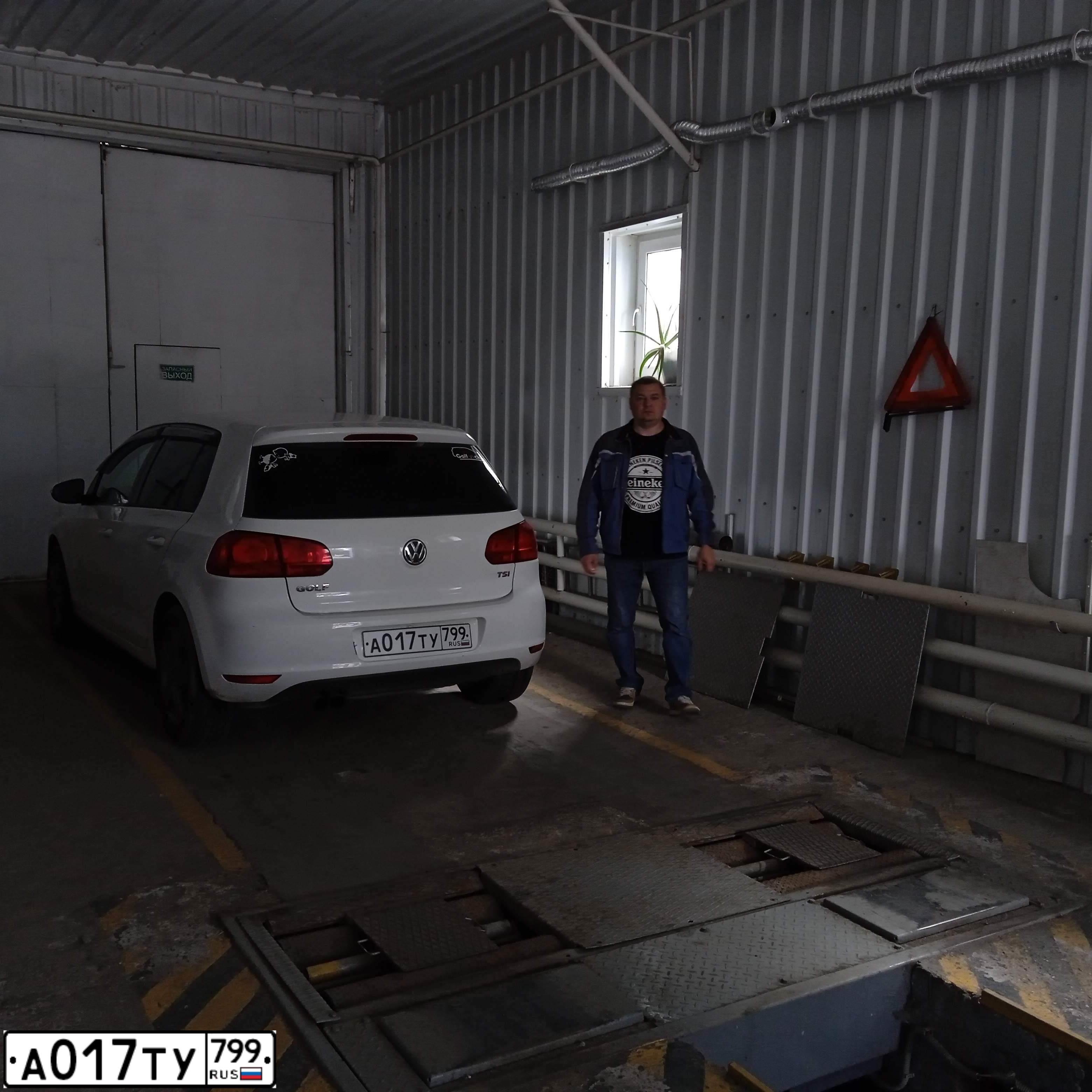 Фото автомобиля VOLKSWAGEN GOLF, 2010 — госномер О754РК790. Цвет: Белый