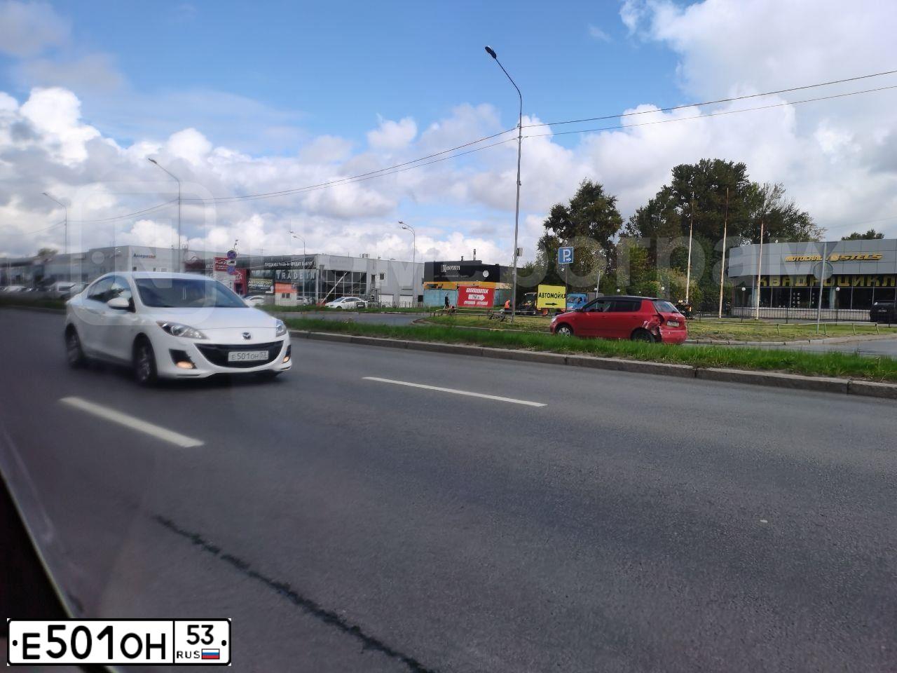 Фото автомобиля MAZDA 3, 2011 — госномер В350ТО147. Цвет: Белый
