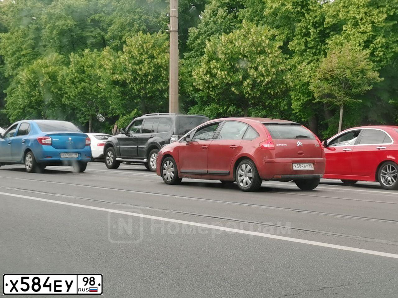 Фото автомобиля CITROEN C4, 2009 — госномер Х584ЕУ98. Цвет: Красный
