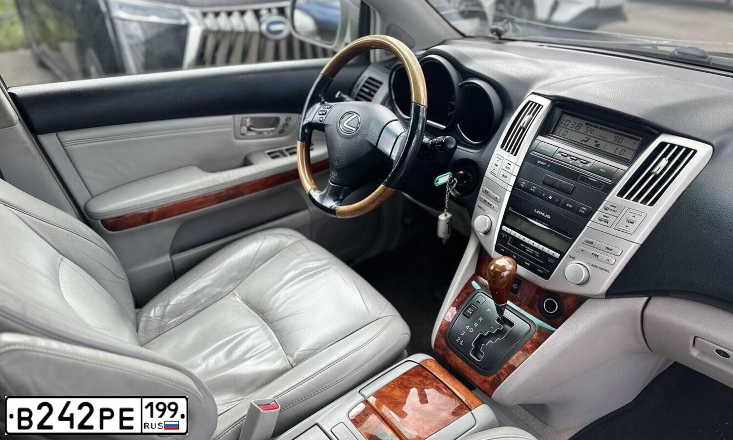 Фото автомобиля LEXUS RX, 2005 — госномер В242РЕ199. Цвет: СЕРЫЙ СВЕТЛЫЙ