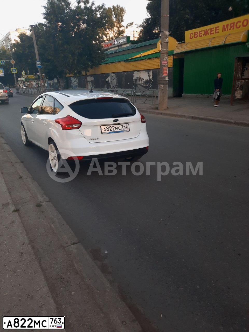 Фото автомобиля FORD FOCUS, 2018 — госномер А822МС763. Цвет: Белый