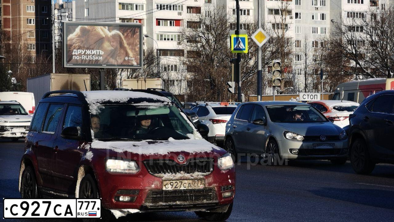 Фото автомобиля SKODA YETI, 2016 — госномер С927СА777. Цвет: ВИШНЕВЫЙ