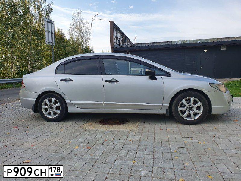 Фото автомобиля HONDA CIVIC, 2006 — госномер Р909СН178. Цвет: СЕРЕБРИСТЫЙ