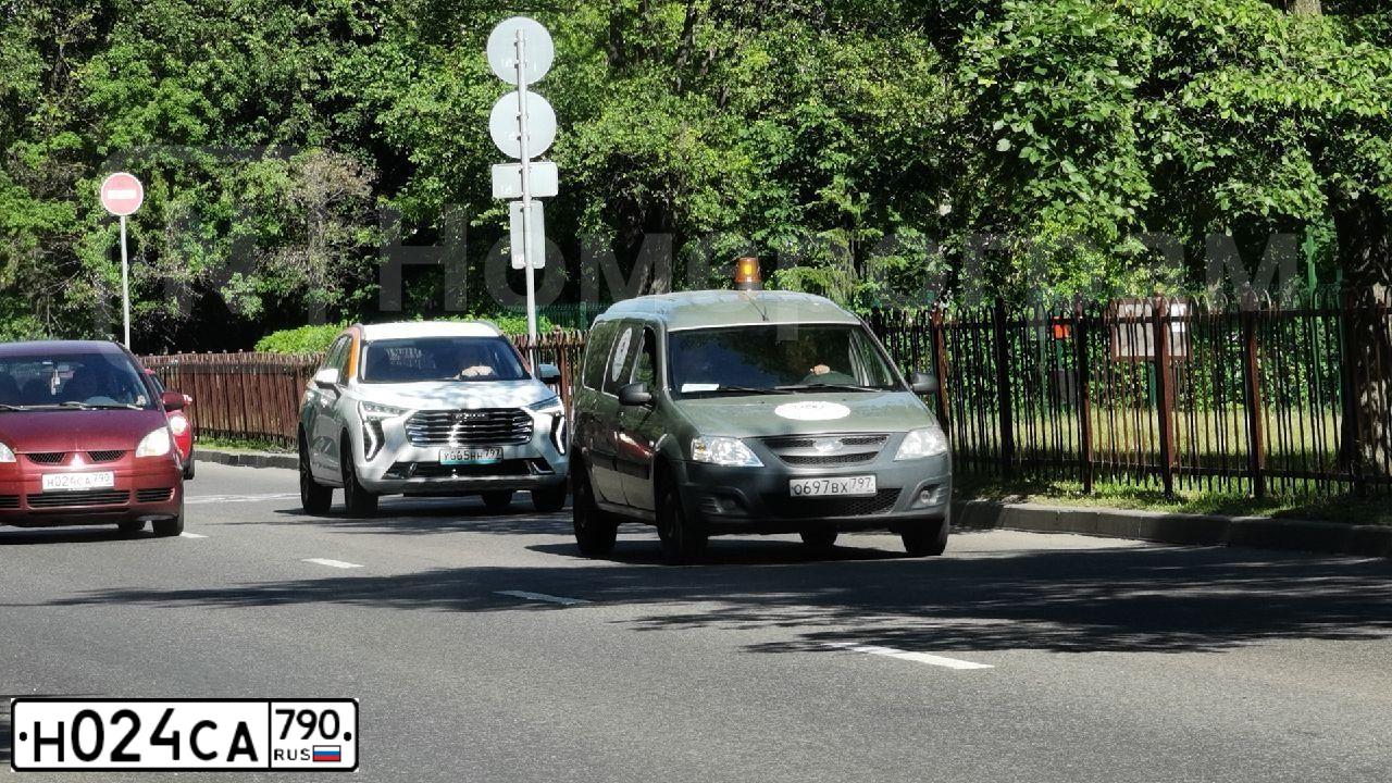 Фото автомобиля MITSUBISHI COLT, 2006 — госномер Н024СА790. Цвет: ВИШНЕВЫЙ