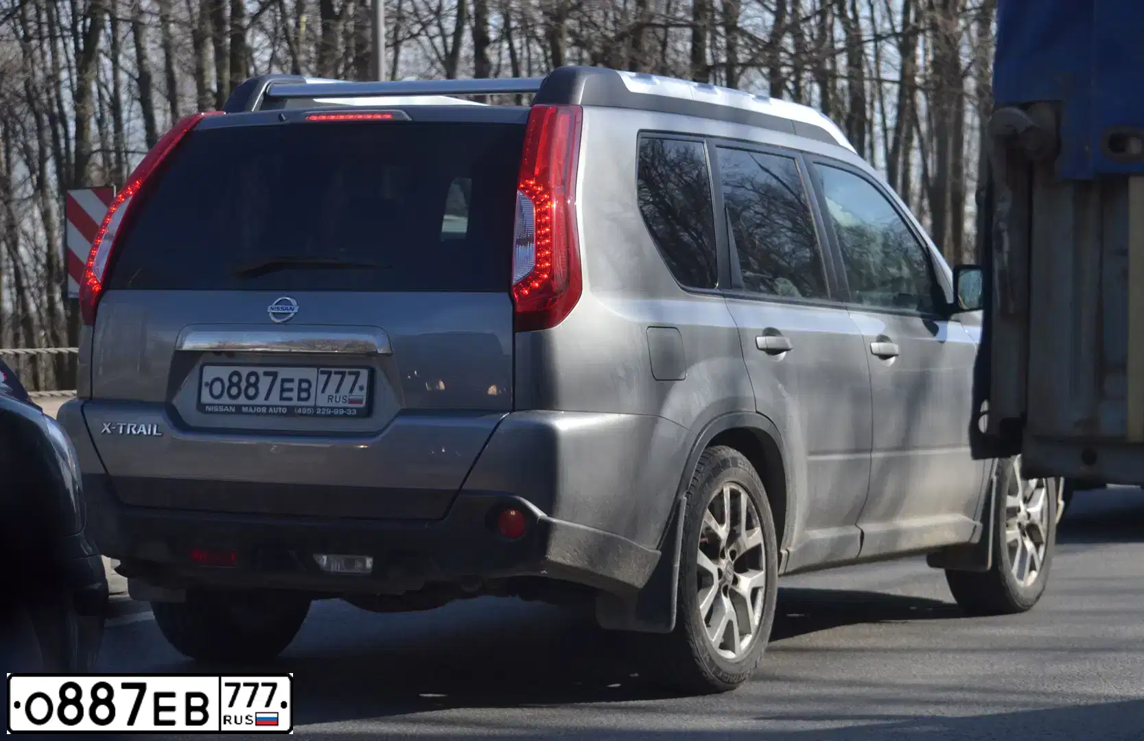 Фото автомобиля NISSAN X-TRAIL, 2014 — госномер О887ЕВ777. Цвет: Серый