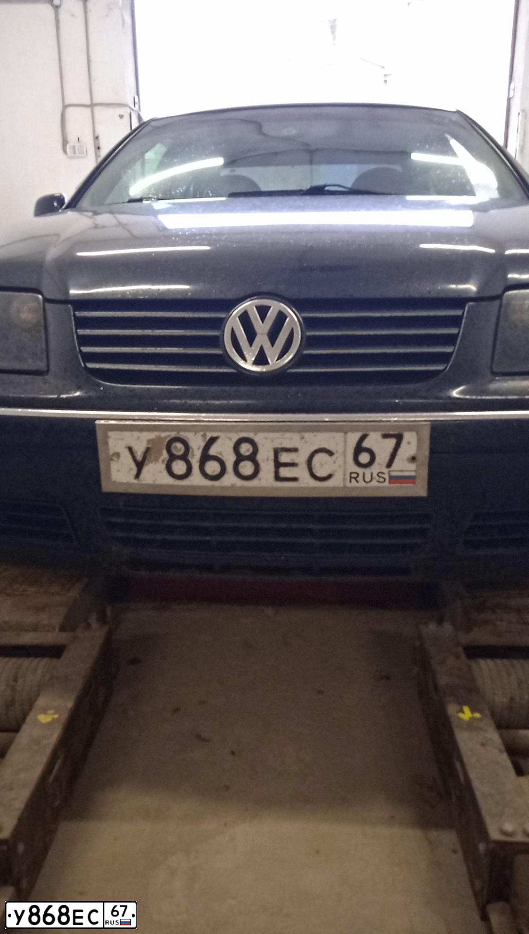 Фото автомобиля VOLKSWAGEN BORA, 2001 — госномер У868ЕС67. Цвет: ЧЕРНЫЙ