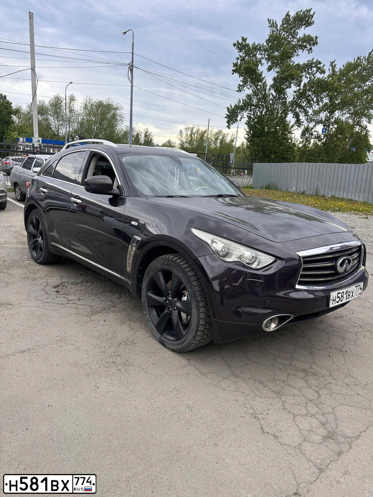 Фото автомобиля INFINITI QX70 /FX/, 2009 — госномер Н581ВХ774. Цвет: Коричневый