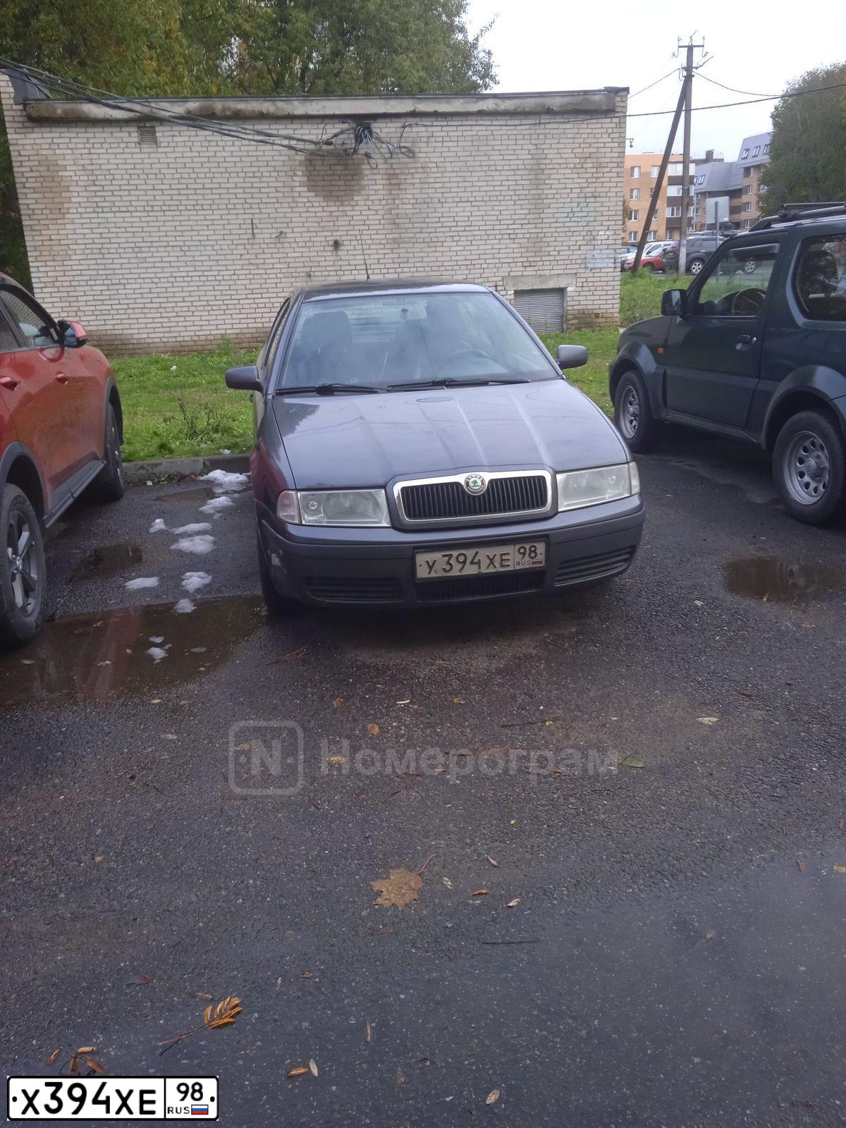 Фото автомобиля BMW SERIE 3, 2005 — госномер Е003СН178. Цвет: ТЕМНО-СЕРЫЙ